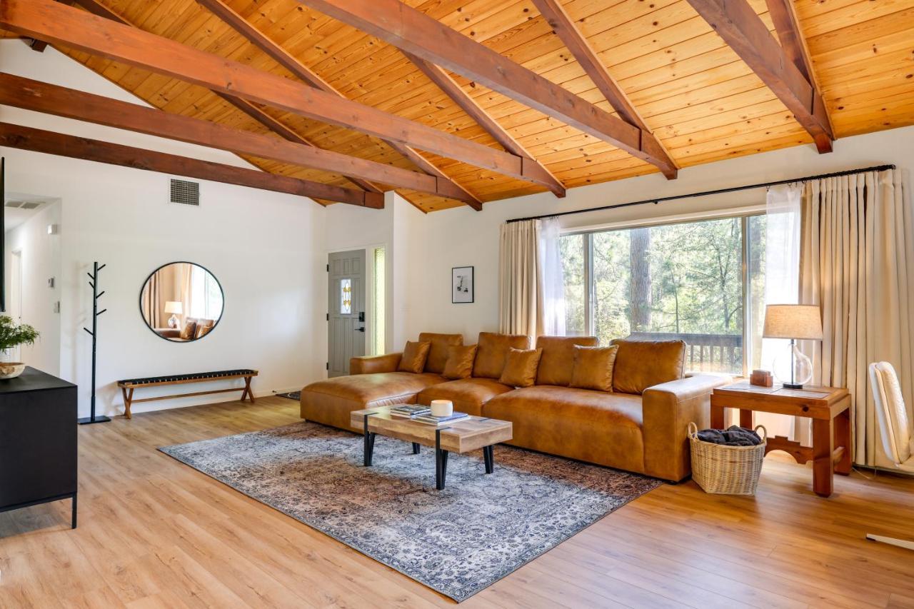 Stunning With Wraparound Deck! * Twain Harte